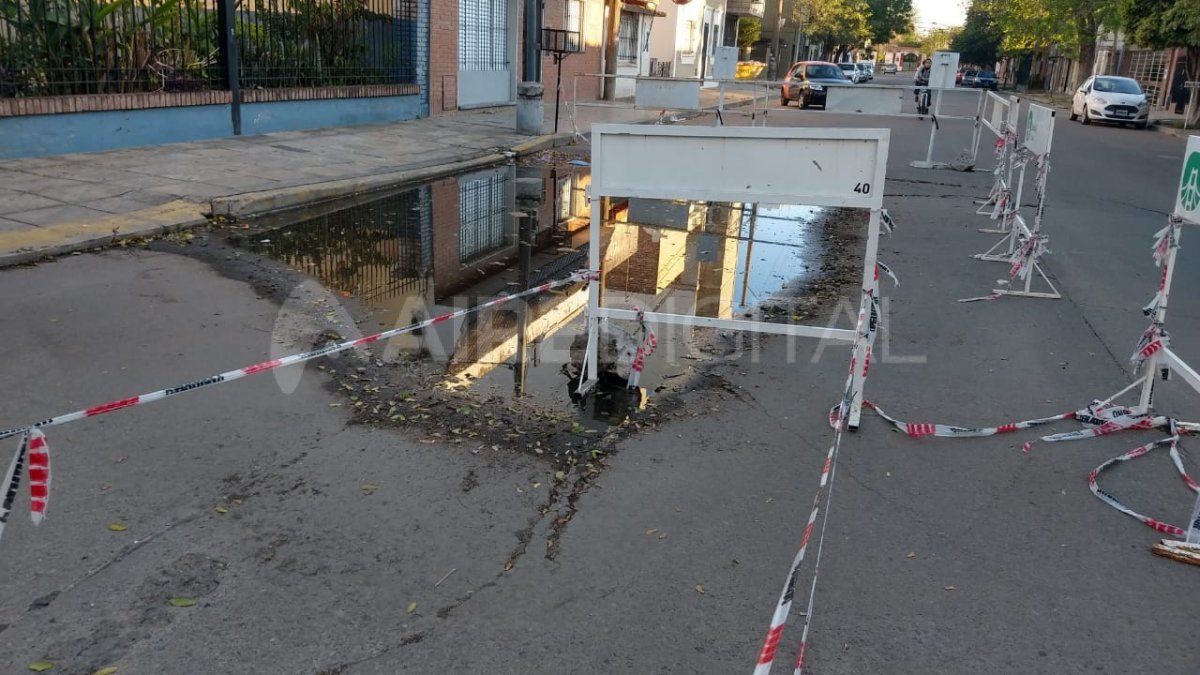 El bache en calle Urquiza está señalizado con vallas, cintas y carteles de la Municipalidad de Santa Fe.
