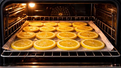 Cómo usar cáscaras de limón en el horno: el truco simple para limpiar y eliminar malos olores