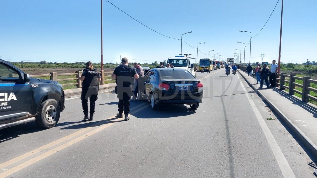 Los autos, que se conducían en sentido contrario, chocaron cuando trataban de adelantarse. Los coches permanecían sobre el Puente a la espera de ser remolcados, es por esto que se implementaron desvíos hacía la avenida Mar Argentino.