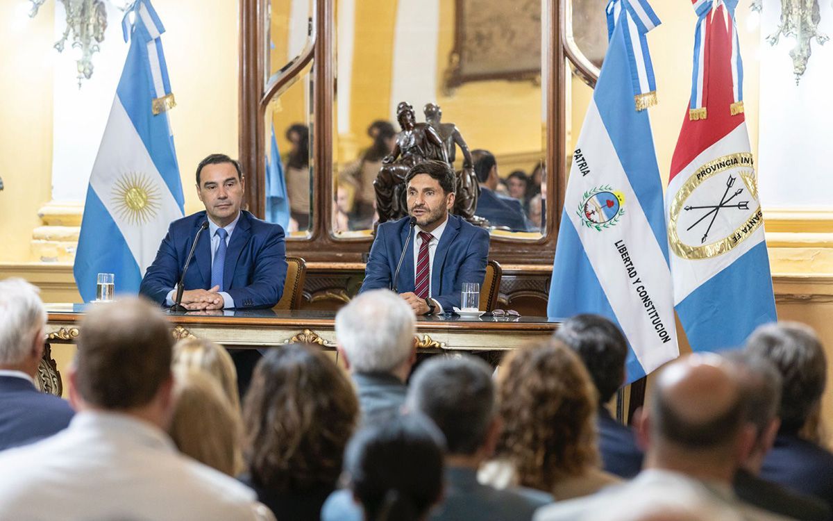 Gustavo Valdés junto a Maximiliano Pullaro en Corrientes.