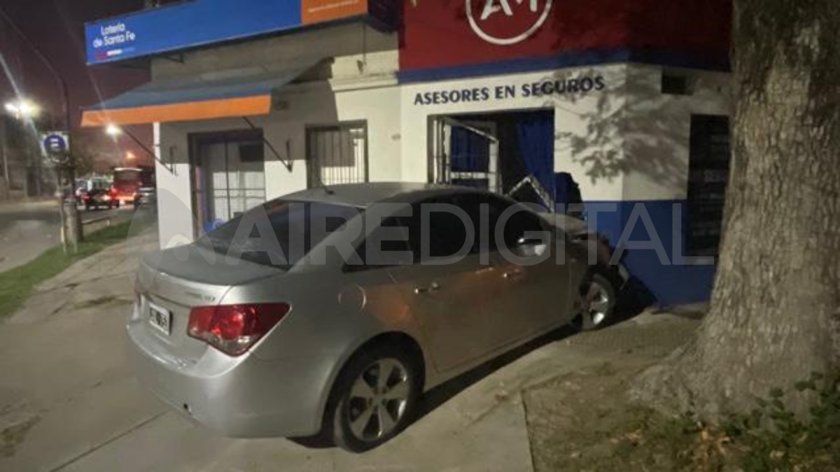 El automovilista circulaba por Castelli cuando se percata que tenía que doblar en Saavedra, intenta doblar y al hacerlo pierde el control del vehículo.