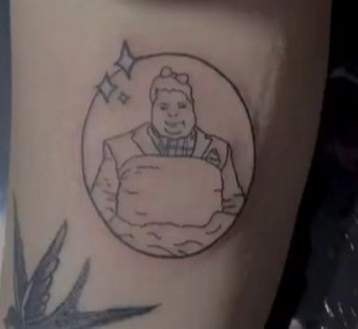 Una mujer se tatuó a Dario Barassi. 