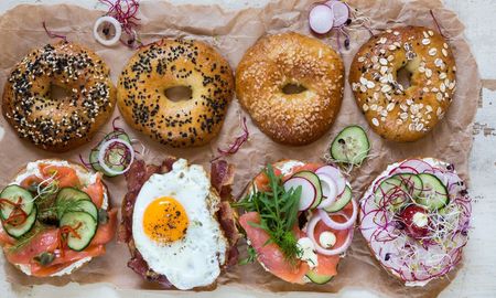 La receta fácil de bagels que no necesita levadura y se prepara con solo 4 ingredientes. La receta fácil de bagels que no necesita levadura y se prepara con solo 4 ingredientes.