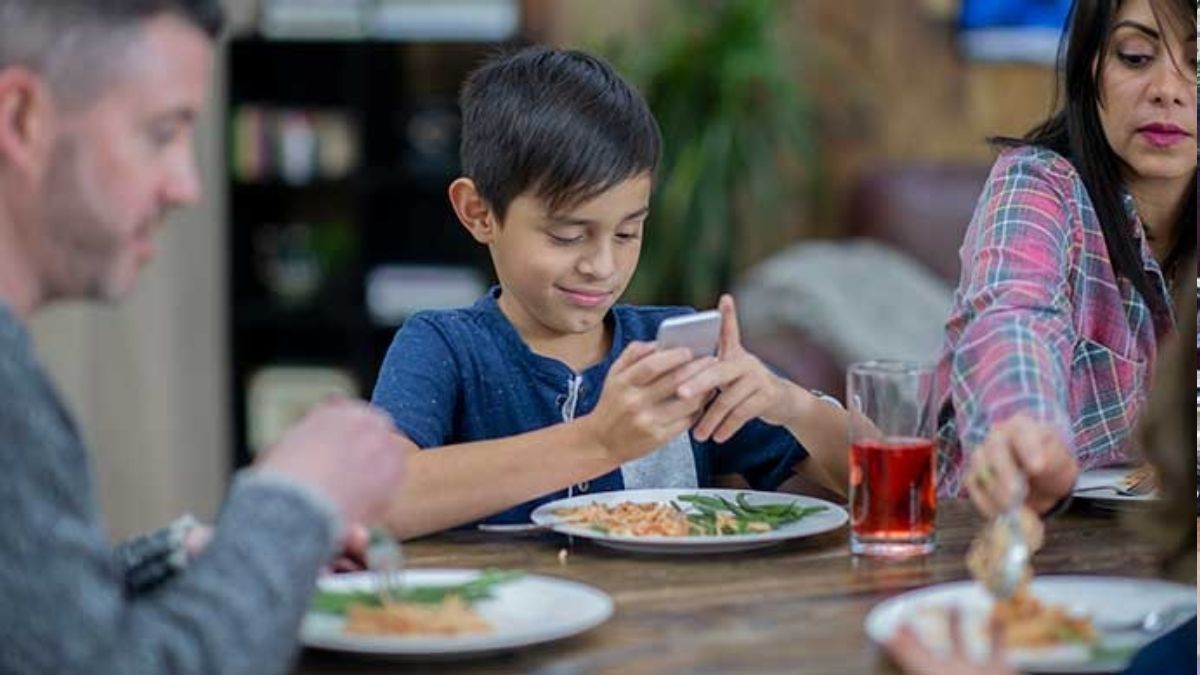 Se recomienda evitar el uso de pantallas en niños durante las comidas