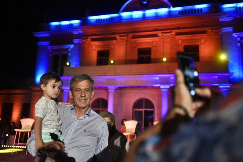 El intendente Emilio Jatón encabezó esta noche la inauguración de las obras de reconstrucción de la Estación Mitre.