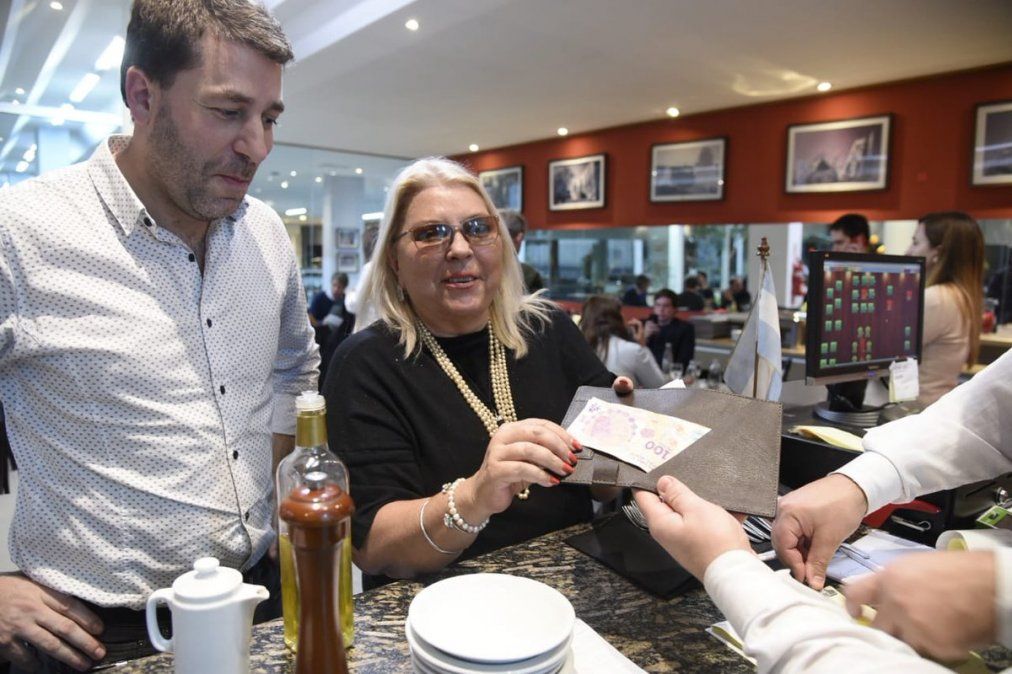 Carrió mejoró su propina y se lo dedicó a Peña
