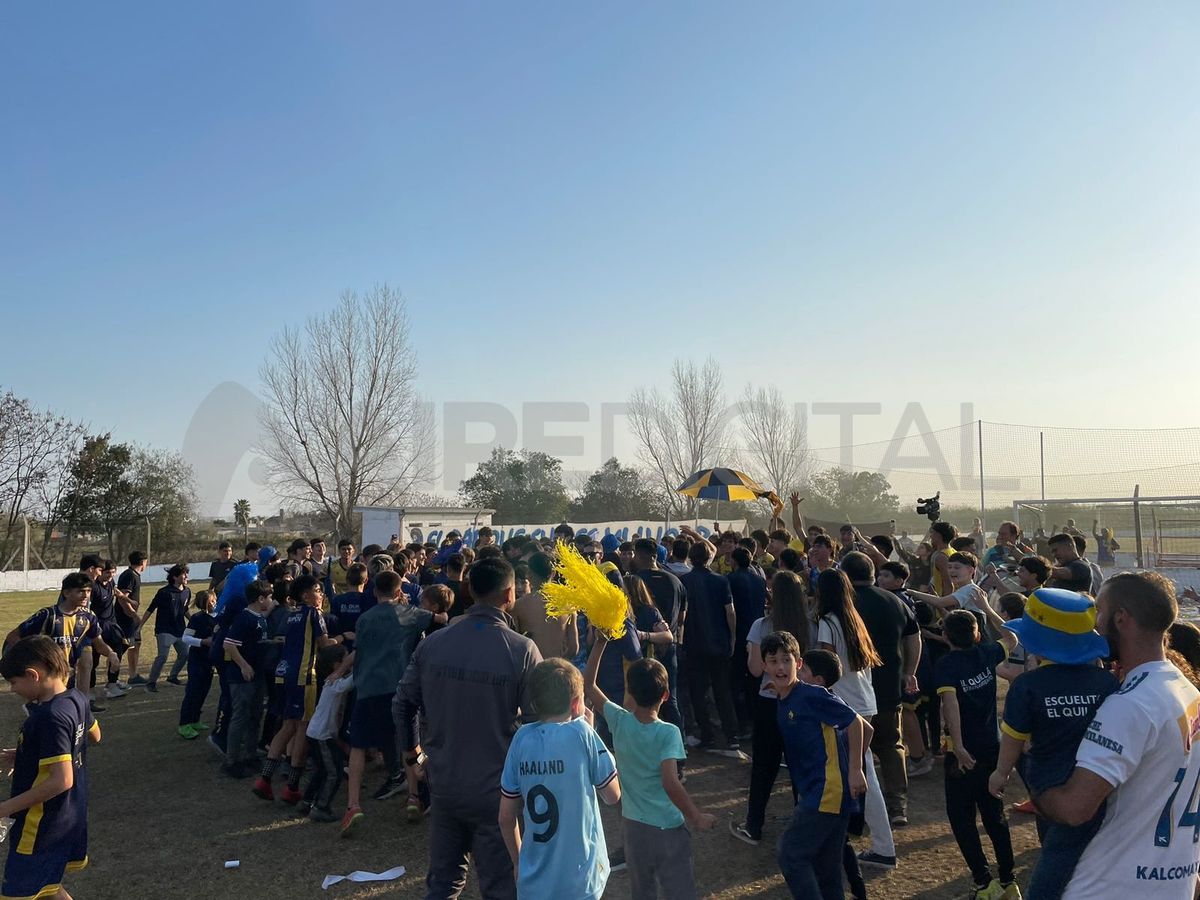 Los festejos por el campeonato se extendieron por un largo tiempo tras el pitazo de final de partido. Los festejos por el campeonato se extendieron por un largo tiempo tras el pitazo de final de partido.