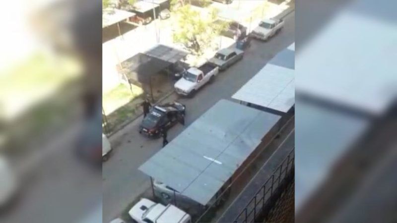 El video que muestra un enfrentamiento “a piedrazos” entre bandas y la policía en barrio El Pozo