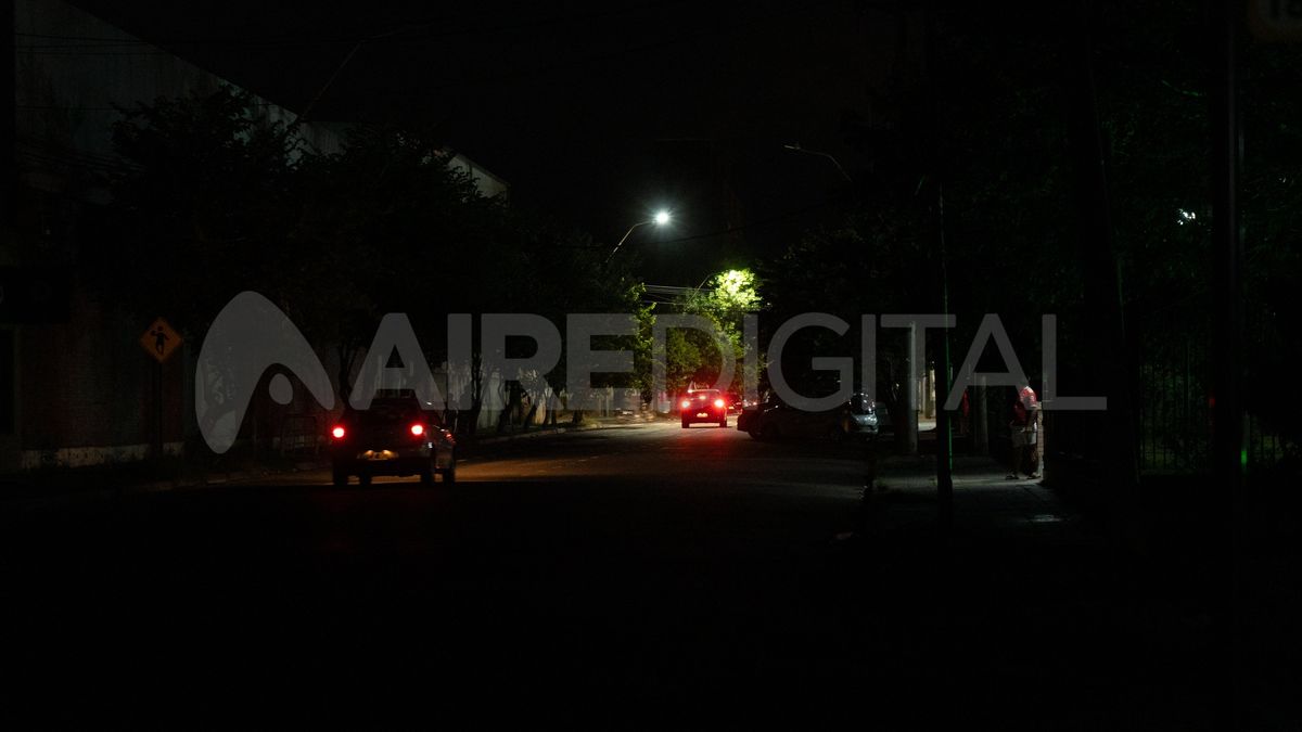 Un peligro: las 40 manzanas de barrio Roma, en el oeste de la ciudad de Santa Fe, están casi a oscuras. Un peligro: las 40 manzanas de barrio Roma, en el oeste de la ciudad de Santa Fe, están casi a oscuras.