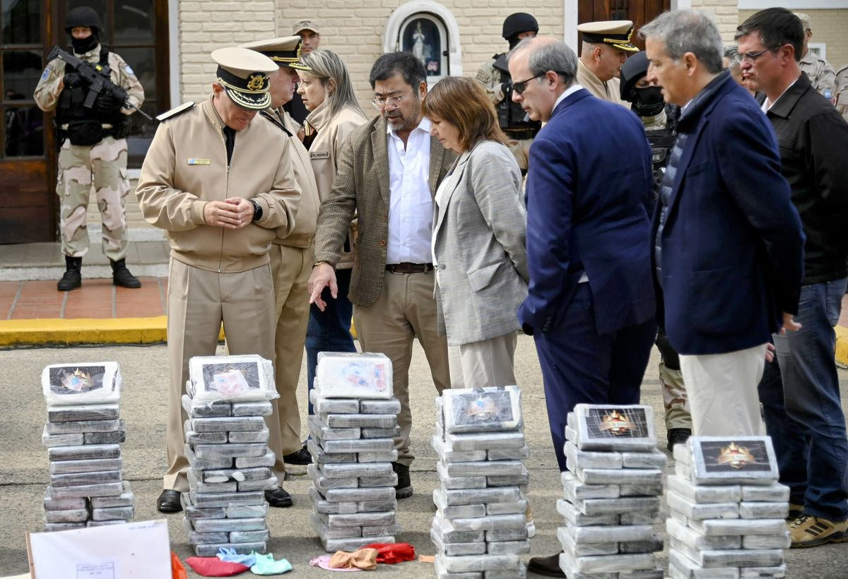 La ministra de Seguridad de la Nación, Patricia Bullrich brindó una conferencia de prensa donde amplió la información sobre el cargamento de 450 kilos de cocaína encontrados en un puerto de San Lorenzo. La ministra de Seguridad de la Nación, Patricia Bullrich brindó una conferencia de prensa donde amplió la información sobre el cargamento de 450 kilos de cocaína encontrados en un puerto de San Lorenzo.