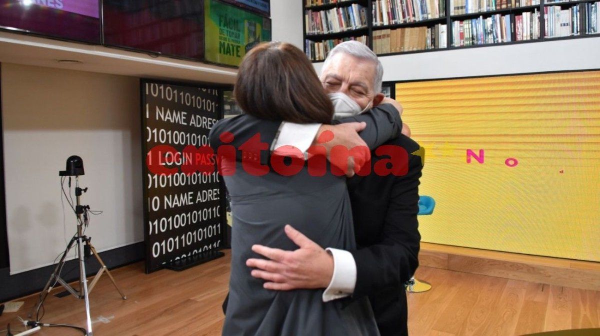 María Laura se fundió en un fuerte abrazo con Santo Biasatti.