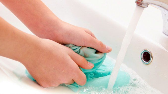 Los cinco virales de la limpieza para quitar las manchas de lavandina de la ropa.