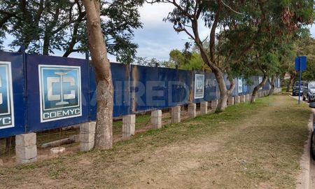 En la Costanera Este, cerca de la calle Néstor Kirchner, ya se ven los chapones que cubren la obra del Edificio Complementario de Servicios Educativos.&nbsp;