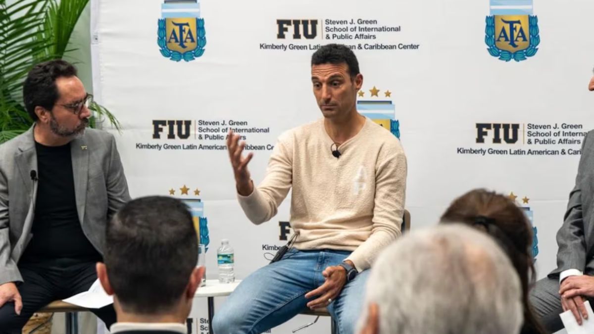 Lionel Scaloni habló de la Selección Argentina y no descartó que Lionel Messi vuelva a jugar en el país ante su público en las tribunas. Lionel Scaloni habló de la Selección Argentina y no descartó que Lionel Messi vuelva a jugar en el país ante su público en las tribunas.