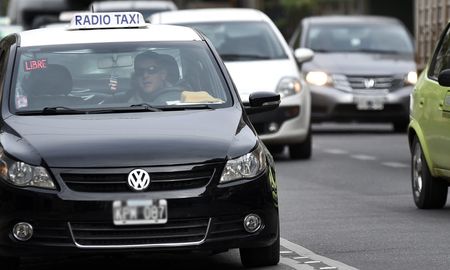 Los taxistas y remiseros analizan posibles medidas de fuerza y no descartan realizar presentaciones judiciales ante lo que entienden como incumplimiento de la ordenanza. Los taxistas y remiseros analizan posibles medidas de fuerza y no descartan realizar presentaciones judiciales ante lo que entienden como incumplimiento de la ordenanza.
