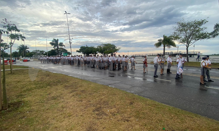 Los festejos por el 75 aniversario del Liceo Militar terminan este sábado con un encuentro de bandas militares y un desfile en la Costanera. Los festejos por el 75 aniversario del Liceo Militar terminan este sábado con un encuentro de bandas militares y un desfile en la Costanera.