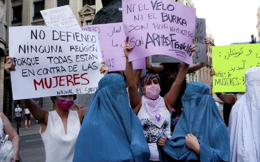 Feministas en Barcelona exigen respuesta internacional para mujeres afganas