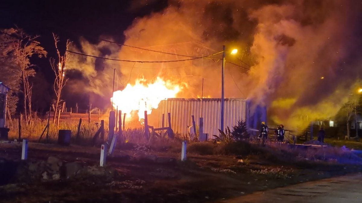 El incendio en la vivienda de barrio Andorra de la ciudad de Ushuaia se registró en los primeros minutos de la madrugada.&nbsp;