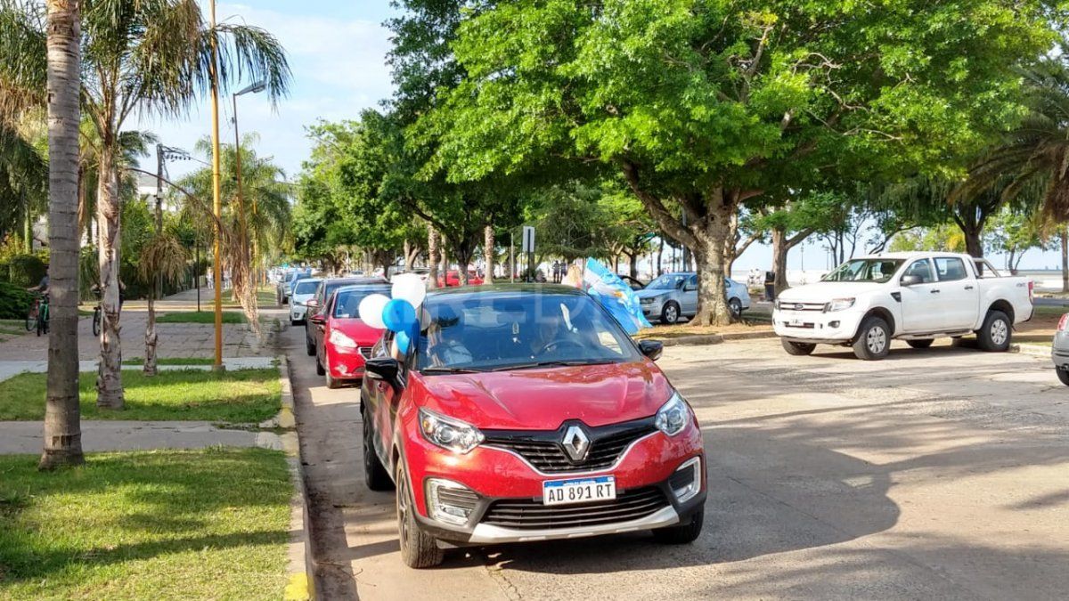 La caravana de padres organizados que piden la vuelta a clases presenciales partió desde el Puente Colgante de Santa Fe. 