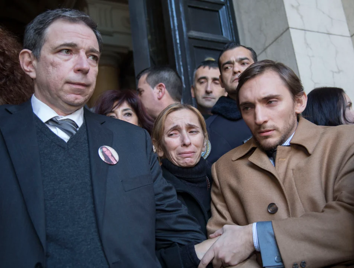 Jomena Aduriz a la salida del tribunal con su hijo y el papá de la víctima. FOTO NA DANIEL VIDES Jomena Aduriz a la salida del tribunal con su hijo y el papá de la víctima. FOTO NA DANIEL VIDES