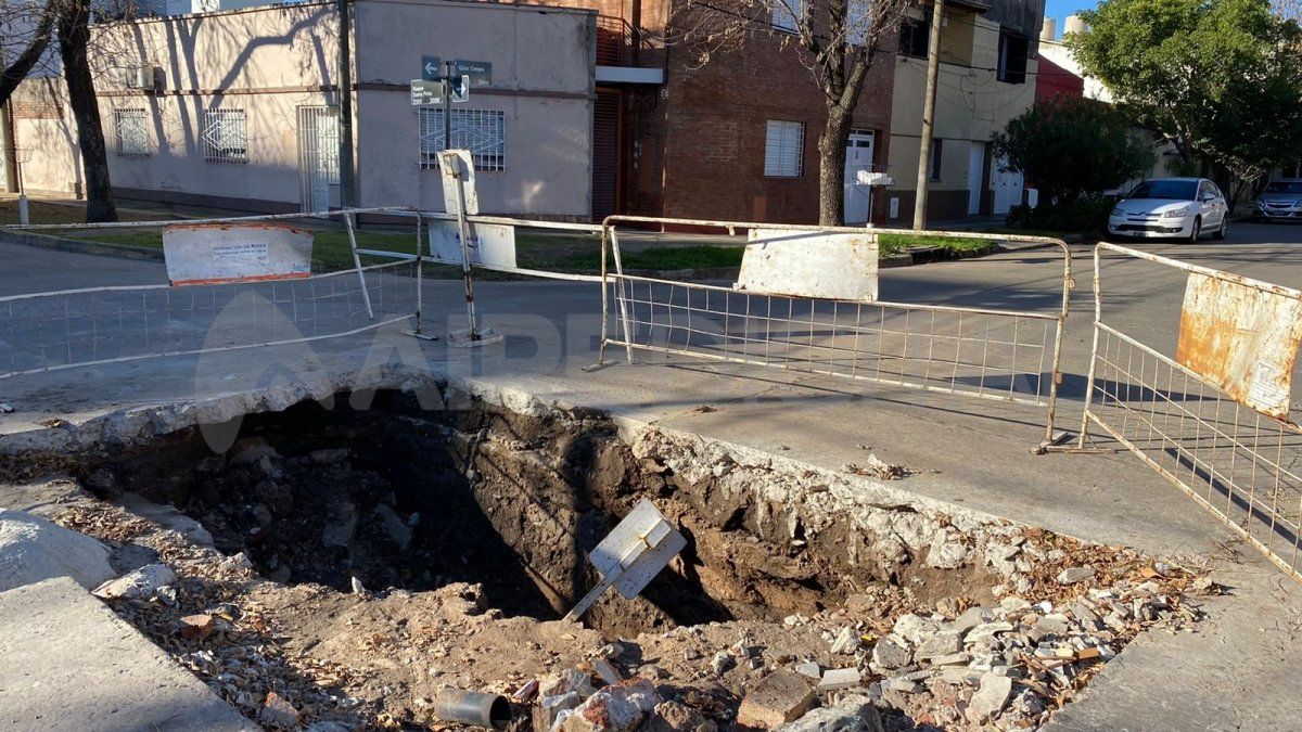 Vecinos de barrio Roma reclaman por un socavón de dos metros que ya generó accidentes de tránsito.