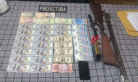 La principal hipótesis que manejan los pesquisas es que estos sospechosos integraban una organización que operaba en distintos barrios de Rosario y se dedicaba a la venta de estupefacientes. La principal hipótesis que manejan los pesquisas es que estos sospechosos integraban una organización que operaba en distintos barrios de Rosario y se dedicaba a la venta de estupefacientes.