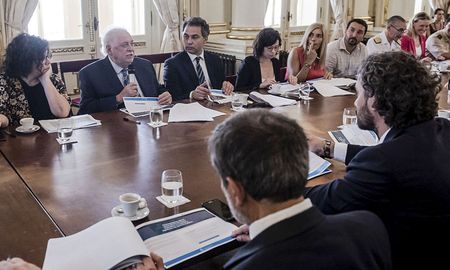 Esta mañana se desarrolló en Casa Rosada una reunión interministerial que busca unificar las acciones de las diferentes carteras para hacer frente al Coronavirus, tal como se había realizado en 2007 ante la pandemia de influenza. Esta mañana se desarrolló en Casa Rosada una reunión interministerial que busca unificar las acciones de las diferentes carteras para hacer frente al Coronavirus, tal como se había realizado en 2007 ante la pandemia de influenza.