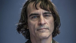 El descenso a la oscuridad del Joker en el cine es un reflejo extremo de cómo las carencias afectivas y el trauma infantil pueden moldear la psiquis adulta.