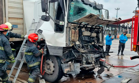 Un camión que no fue detenido en el peaje, chocó y tocó el rotor de cola de la aeronave lo que provocó el siniestro. Un camión que no fue detenido en el peaje, chocó y tocó el rotor de cola de la aeronave lo que provocó el siniestro.