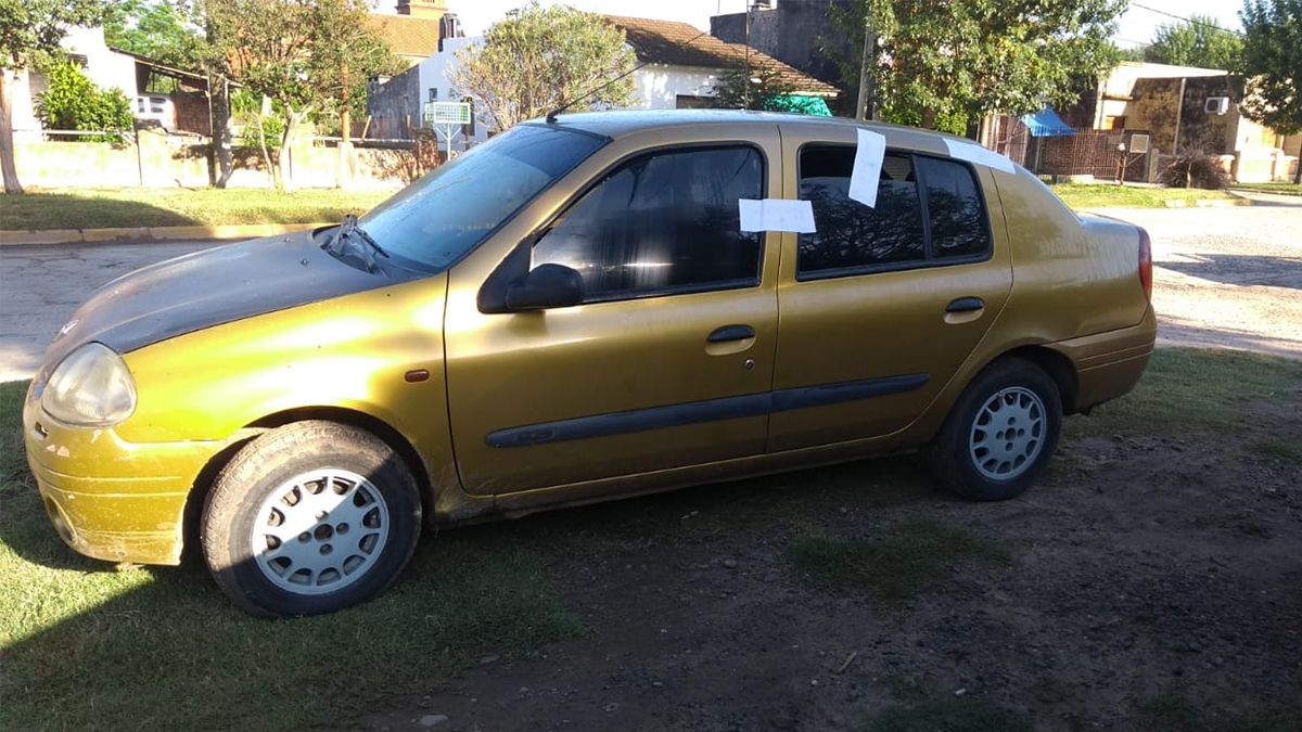 El automóvil en el que se trasladaban las tres personas que acordaron la venta de la mercadería robada