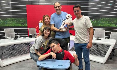LIsandro y su familia junto al equipo de Una Tarde a la Vez. LIsandro y su familia junto al equipo de Una Tarde a la Vez.