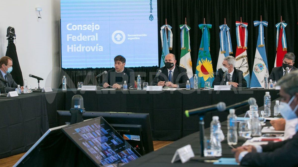 Se trata de una de las vías navegables naturales de mayor longitud del planeta: 3.442 kilómetros (desde Puerto Cáceres, en Brasil, hasta Nueva Palmira, Uruguay). En tanto que el frente fluvial de la provincia de Santa Fe alcanza los 849 kilómetros, lo que representa un tercio de la extensión total de la hidrovía Paraná–Paraguay.