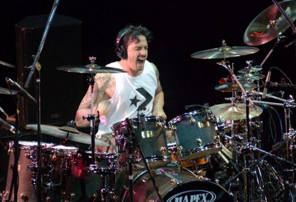 En 2008, el Indio Solari invitó a Martín Carrizo a tocar en el cierre de su gira en el estadio de La Plata, los últimos 5 temas de esos dos shows. A partir de ese momento, el Indio lo incorporó a su banda como baterista, ingeniero y director musical de la banda en vivo.