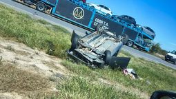 altText(Accidente en la autopista, a la altura de Coronda: un auto volcó y chocó a un camión)}