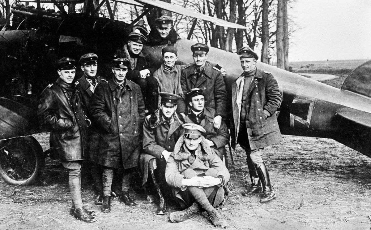 Esta fotografía fue tomada el 23 de abril de 1917 y, en la misma, Manfred von Richthofen está en el cockpit de su famoso Rote Flugzeug (Avión Rojo) con otros miembros del Jasta (Escuadrón) 11, entre ellos, su hermano menor, Lothar-Siegfried (en el centro, sentado, al frente). Esta fotografía fue tomada el 23 de abril de 1917 y, en la misma, Manfred von Richthofen está en el cockpit de su famoso Rote Flugzeug (Avión Rojo) con otros miembros del Jasta (Escuadrón) 11, entre ellos, su hermano menor, Lothar-Siegfried (en el centro, sentado, al frente).