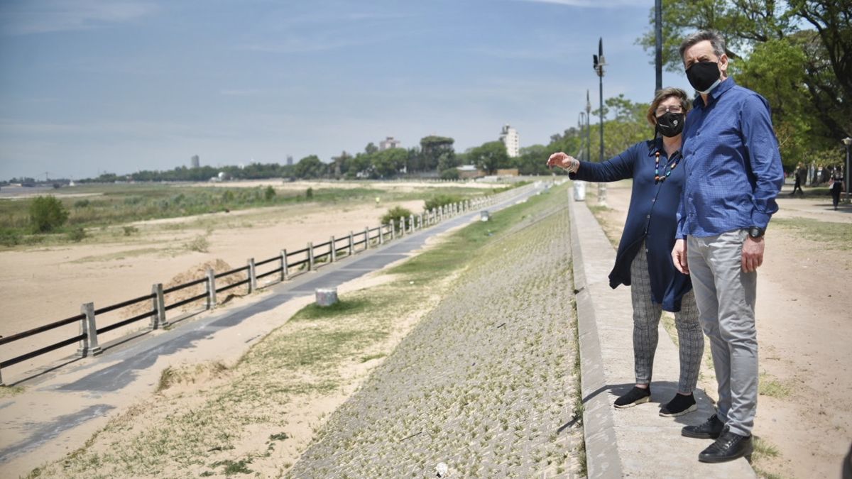 El intendente Emilio Jatón durante la recorrida en Costanera Este. 
