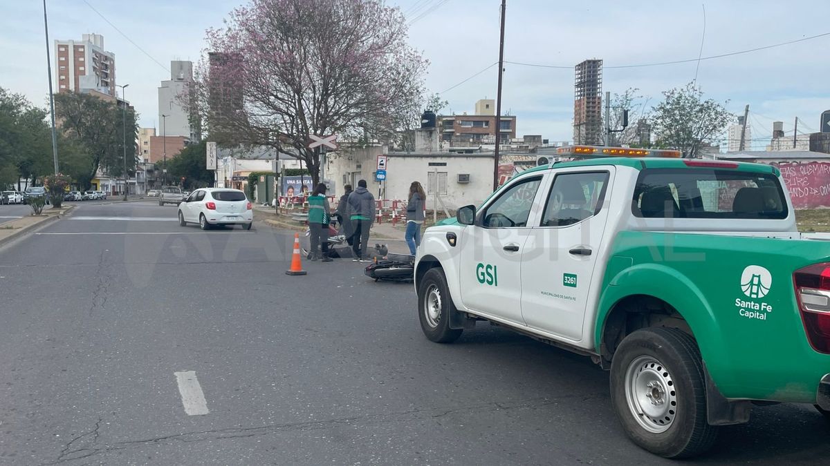 Un Volkswagen Up atropelló a un motociclista