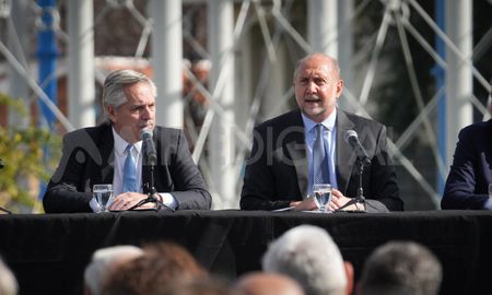 Alberto Fernández junto a Omar Perotti en el predio de Aguas Santafesinas, este miércoles al mediodía. Alberto Fernández junto a Omar Perotti en el predio de Aguas Santafesinas, este miércoles al mediodía.
