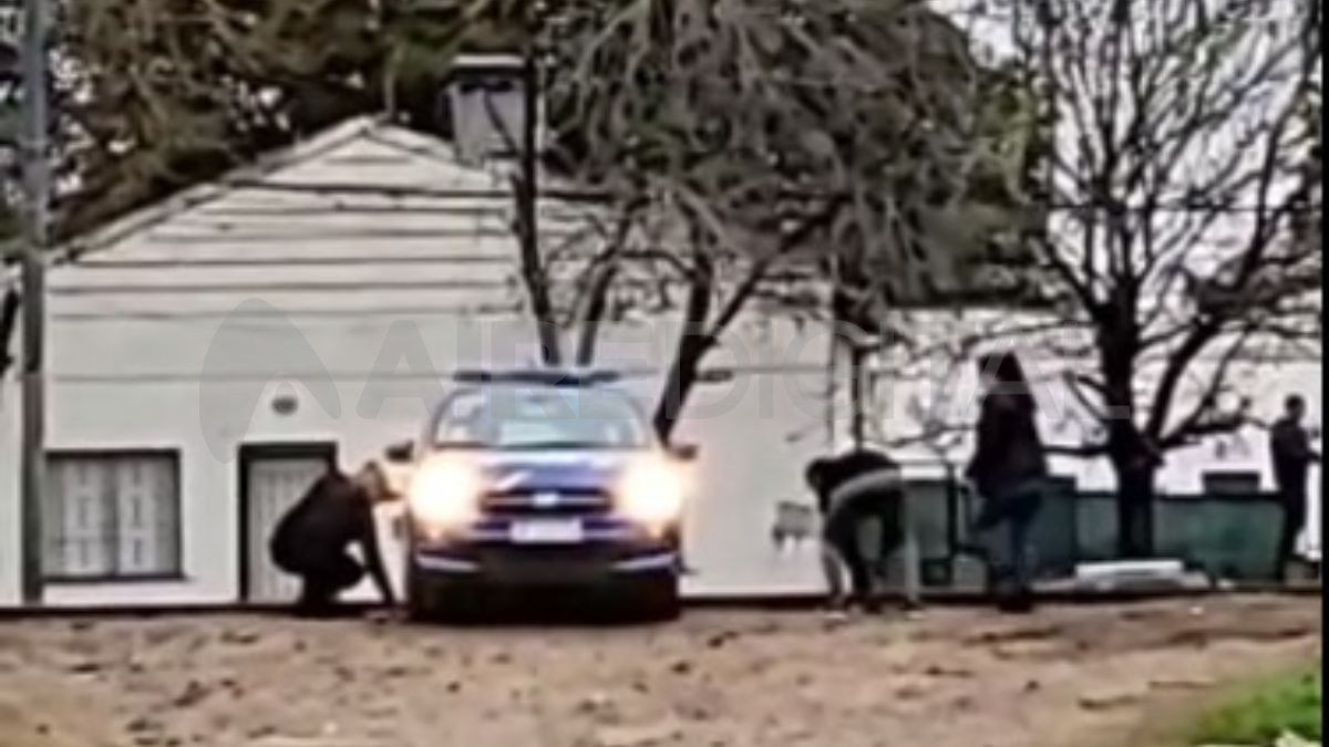 El colmo: un patrullero que iba a asistir a dos hermanas asaltadas quedó trabado en las vías