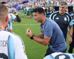 Lionel Scaloni aprovecha el cooling break para dar indicaciones a sus jugadores durante un partido del Mundial 2026. Lionel Scaloni aprovecha el cooling break para dar indicaciones a sus jugadores durante un partido del Mundial 2026.