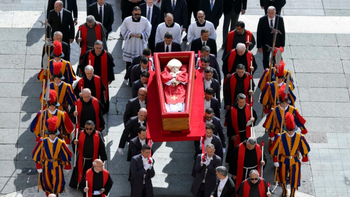 El féretro del Papa ya está en la Basílica de San Pedro para el último adiós de los fieles