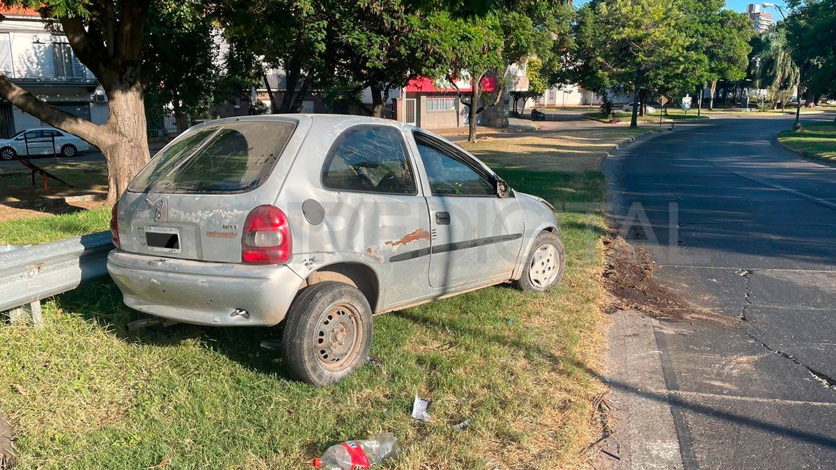 Según el conductor, declaró que perdió el control, lo que provocó la colisión con un poste de alumbrado público. Según el conductor, declaró que perdió el control, lo que provocó la colisión con un poste de alumbrado público.