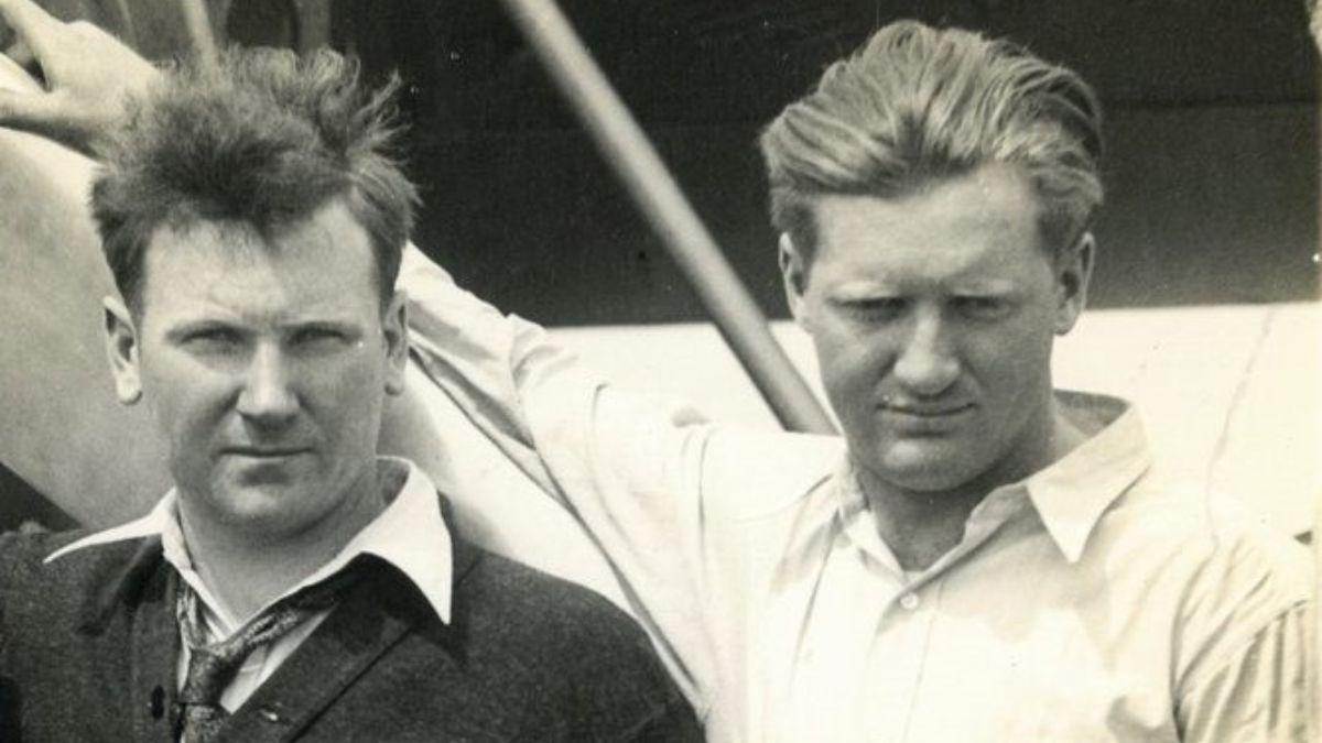 John (izquierda) y Kenneth Hunter establecieron el por entonces récord mundial de vuelo ininterrumpido entre el miércoles 11 de junio y el viernes 4 de julio de 1930, sobre el aeropuerto Sky Harbor en Northbrook, Illinois, con un registro de 553 horas, 41 minutos y 30 segundos, que equivalen a 23 días sin aterrizar. John (izquierda) y Kenneth Hunter establecieron el por entonces récord mundial de vuelo ininterrumpido entre el miércoles 11 de junio y el viernes 4 de julio de 1930, sobre el aeropuerto Sky Harbor en Northbrook, Illinois, con un registro de 553 horas, 41 minutos y 30 segundos, que equivalen a 23 días sin aterrizar.