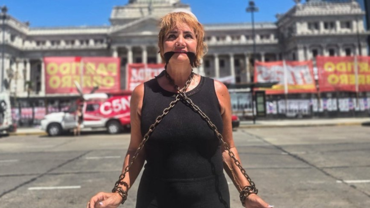 Nancy Pazos se encadenó y amordazó en protesta contra la reforma laboral.