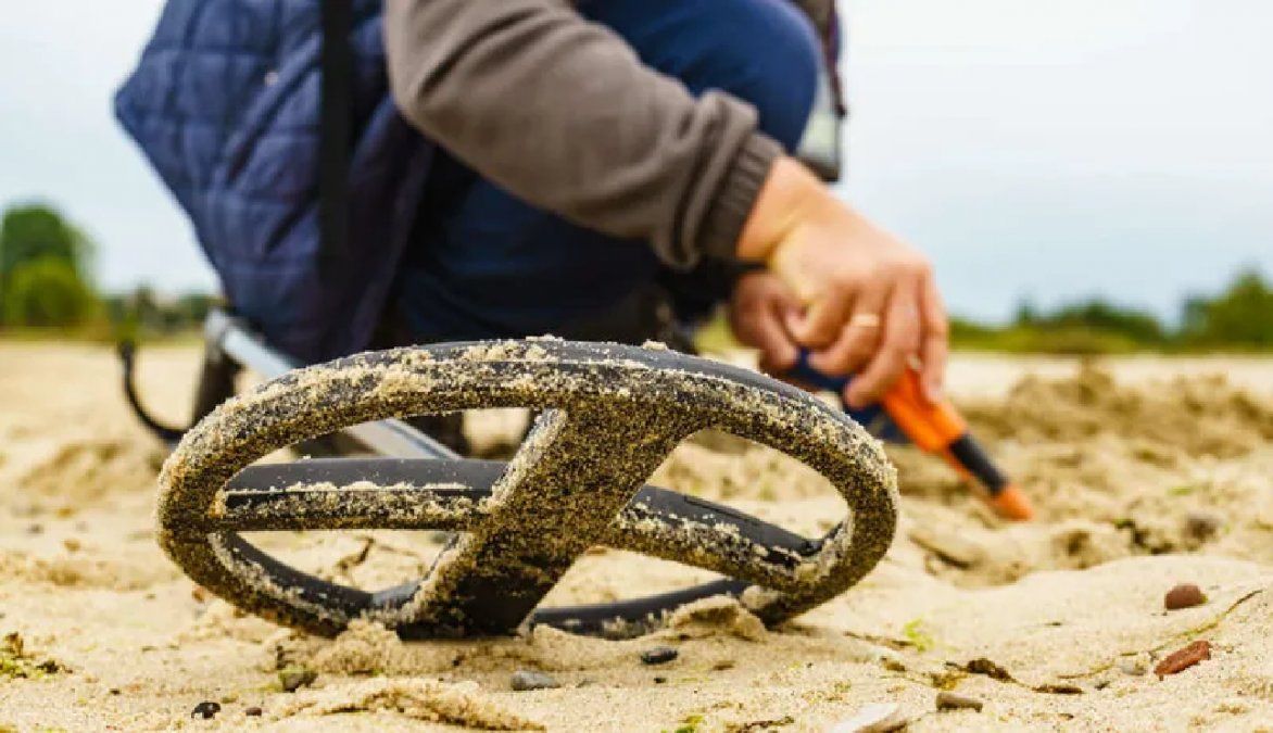 Estaba limpiando la playa de Florida y se topó con un sorprendente objeto milenario