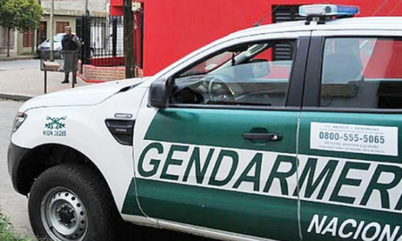Gendarmería Nacional intervino tras el llamado del pasajero, a quien le pareció sospechosa la actitud de la pareja de adultos que intentaban en todo momento ocultar el rostro de la joven. Gendarmería Nacional intervino tras el llamado del pasajero, a quien le pareció sospechosa la actitud de la pareja de adultos que intentaban en todo momento ocultar el rostro de la joven.