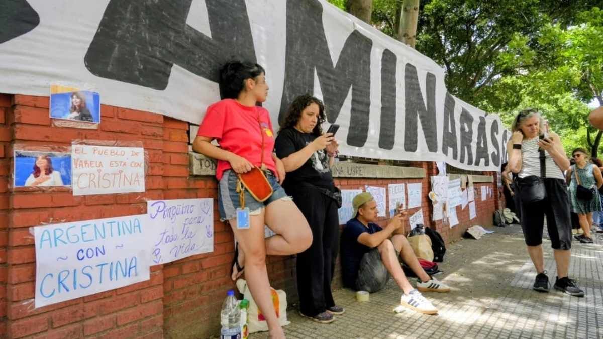 Militantes kirchneristas realizaron una vigilia frente al Sanatorio Otamendi tras la operaci&oacute;n de Cristina Kirchner.