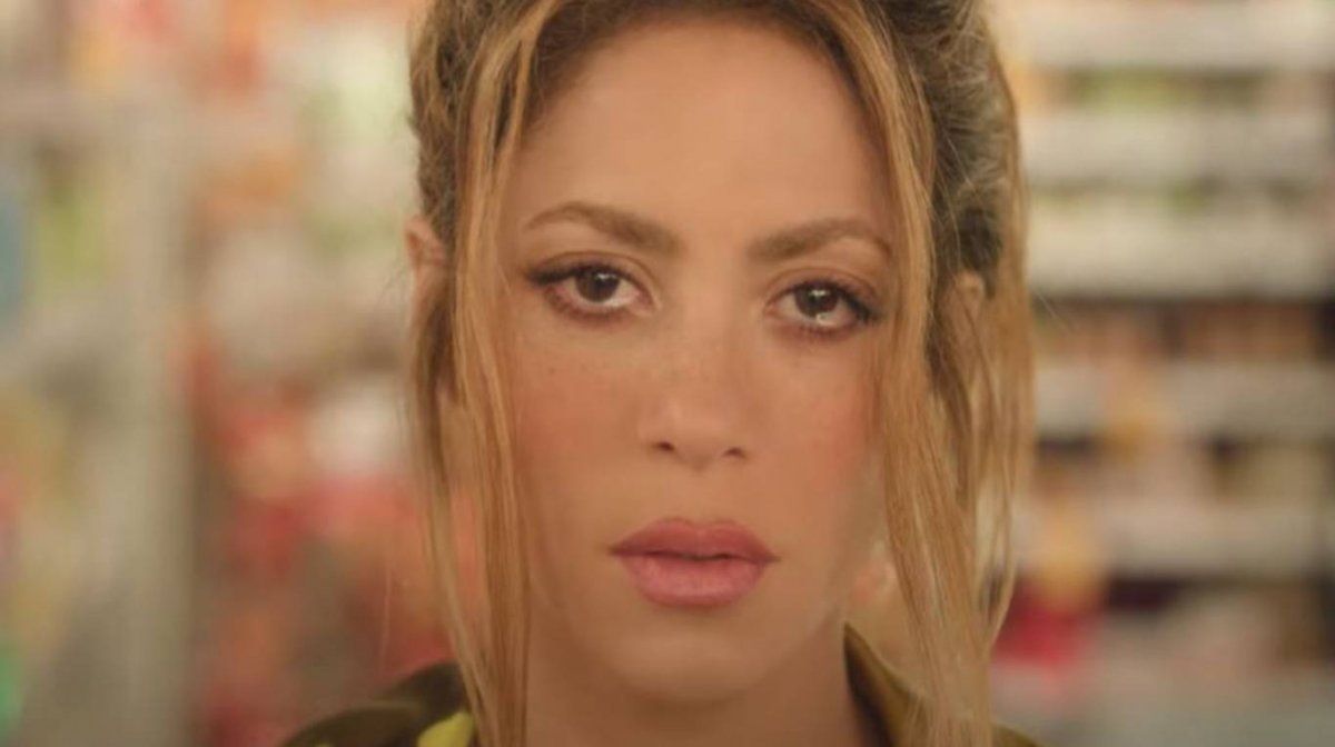 Shakira se la pasa llorando en su nuevo videoclip.