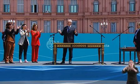 La ceremonia de toma de posesión de los cargos se realizó en el Parque Colón, detrás de la Casa Rosada. La ceremonia de toma de posesión de los cargos se realizó en el Parque Colón, detrás de la Casa Rosada.