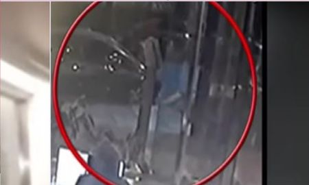Un guardia de seguridad grabó un fantasma en la puerta de un edificio Un guardia de seguridad grabó un fantasma en la puerta de un edificio
